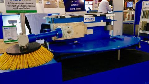 Le robot de nettoyage Prinzing et sa brosse pour entretenir les logettes. © C. Le Gall/GFA Le robot de nettoyage Prinzing et sa brosse pour entretenir les logettes. © C. Le Gall/GFA
